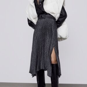 New Never Worn Źara Black and White Polka Dot Asymmetrical Skirt